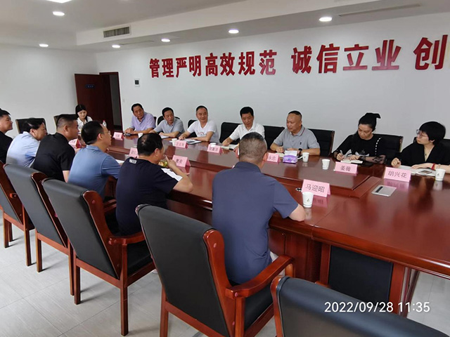 集團(tuán)領(lǐng)導(dǎo)下車(chē)間檢查安全維穩(wěn)工作